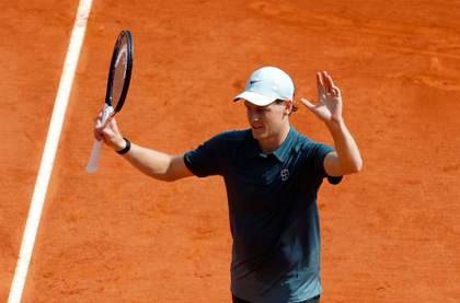 Sinner, a un triunfo del número uno, espera a Alcaraz