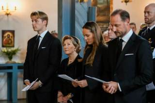Numerosos ciudadanos acuden a la iglesia de Asker para acompañar a la familia real noruega