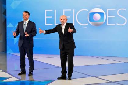 Milei enfrenta a Lula y Flávio Bolsonaro en el último debate antes de las elecciones