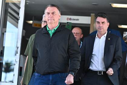 Bolsonaro deja la UCI y es trasladado a una habitación en el hospital donde está internado
