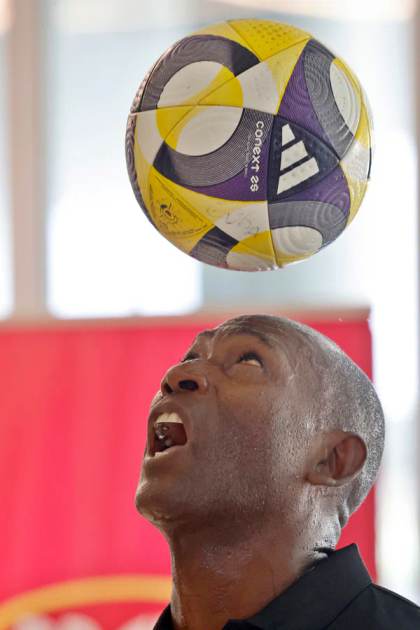 El cubano Erick Hernández supera su propia marca mundial de dominio del balón en una hora