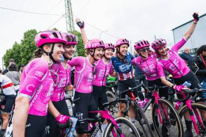 La suiza Noemi Rüegg, primera líder de la Vuelta con su triunfo al esprint