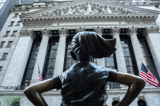 Wall Street cierra mixto pero mantiene récords pese a dudas sobre negociaciones EEUU-Irán