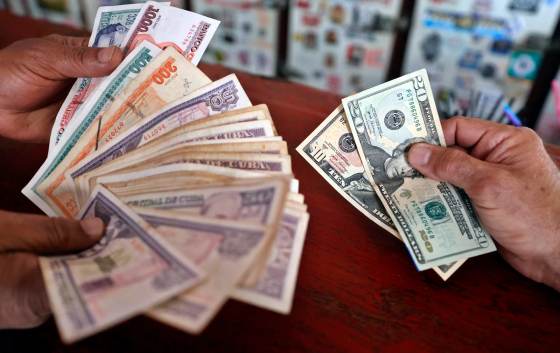 El dólar escala a los 850 pesos en el mercado informal cubano, con tasa récord