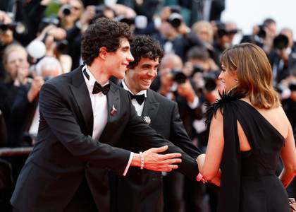 Penélope Cruz amadrina a 'los Javis' para cruzar la alfombra roja de su debut en Cannes