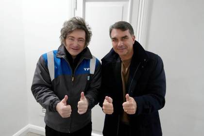 Milei se reúne con Flávio Bolsonaro en Buenos Aires y respalda su candidatura presidencial