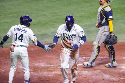 4-3. Los Rays de Tampa Bay alargan la batalla ante los Cerveceros
