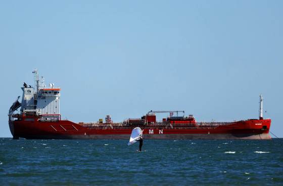 El brent cae de los 100 dólares con vistas a avances diplomáticos en Irán y Ucrania