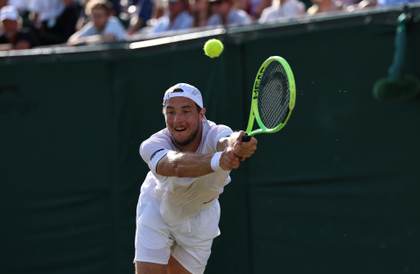 Hurkacz se retira y Struff es el más veterano en llegar a unos cuartos en Wimbledon
