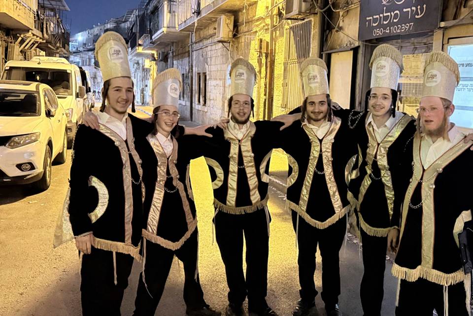"Él nos protege": el Jerusalén ultraortodoxo celebra el carnaval judío ajeno a la guerra