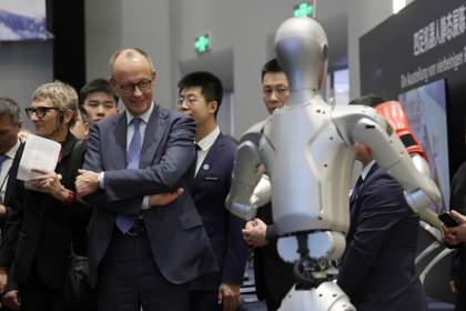 Acrobacias y boxeo entre robots humanoides ponen el broche a la visita de Merz a China