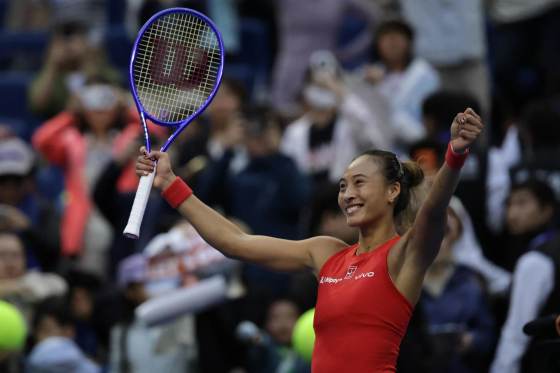 Zheng resiste a Bouzkova y mantiene viva la esperanza local en Pekín
