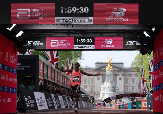 El keniano Sabastian Sawe bate el récord mundial de maratón con 1h59:30