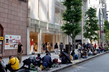 Más de 200 personas esperan en Tokio el reloj de bolsillo de Audemars Piguet x Swatch