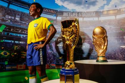 El museo de cera de Río de Janeiro presenta una estatua de Pelé a una semana del Mundial