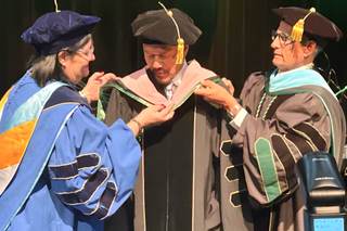 Bobby Valentín recibe honoris causa en Puerto Rico, su mayor reconocimiento profesional