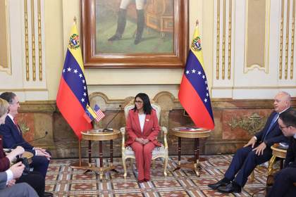 Delcy Rodríguez recibe al secretario de Interior de EE.UU. para hablar sobre sector minero