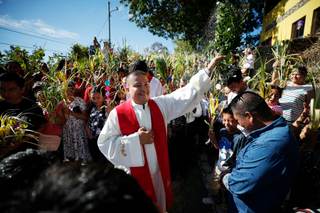 Católicos en El Salvador participan de la bendición de ramos para recibir la Semana Santa