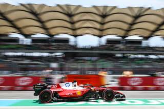 Leclerc lidera por delante de Hadjar el segundo libre de Sepang; Antonelli, octavo