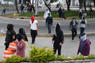 Encapuchados y estudiantes se enfrentan en pugna por la universidad estatal de Guatemala