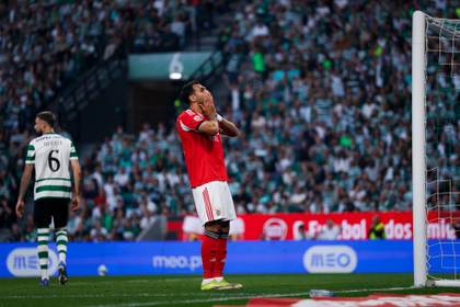 1-2. Benfica se impone en el tiempo de descuento al Sporting y aviva la lucha por liderato