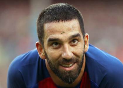Arda Turan se sentó, y el resto es historia: peregrinación turca a un banco de Barcelona