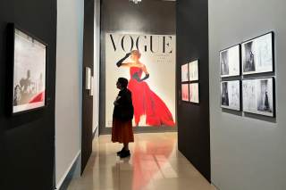 Irving Penn, Vogue, Perú y la revolución de la fotografía de moda, en el foco en París