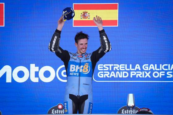 Alex Márquez le da a Ducati su primera victoria de 2026 y corta la racha de Aprilia