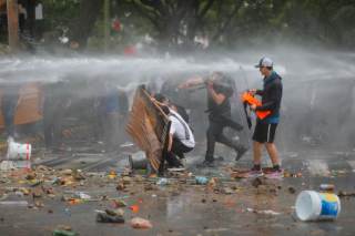 Gobernador mexicano reconoce "errores" de policías en protesta por el agua en Guadalajara
