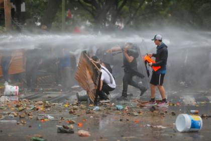 Gobernador mexicano reconoce "errores" de policías en protesta por el agua en Guadalajara