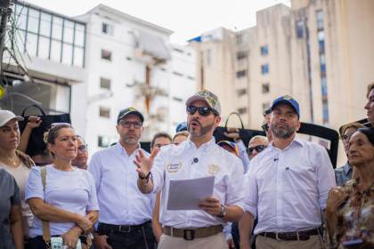 El conflicto y el terremoto marcan el primer mes de De la Espriella al frente de Colombia