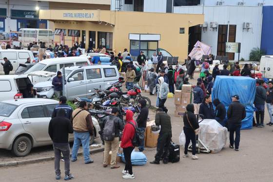 Productores y transportistas bloquean envío de carga en el principal aeropuerto de Bolivia
