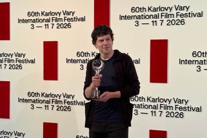 Jesse Eisenberg recibe el Premio del Presidente y elogia el cine europeo en Karlovy Vary
