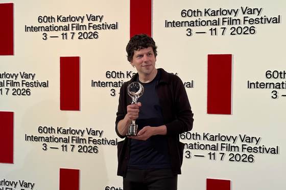 Jesse Eisenberg recibe el Premio del Presidente y elogia el cine europeo en Karlovy Vary