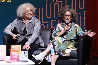 Entre consignas feministas Angela Davis dice en México que "la desesperanza no es opción"