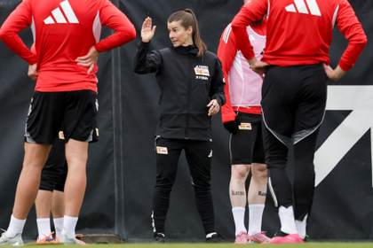 Marie-Louise Eta, nueva entrenadora del Unión Berlín, dirige su primer entrenamiento