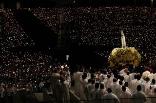Miles rezan en Fátima por la paz y recuerdan el aniversario del atentado a Juan Pablo II