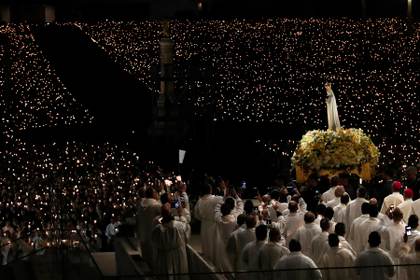 Miles rezan en Fátima por la paz y recuerdan el aniversario del atentado a Juan Pablo II