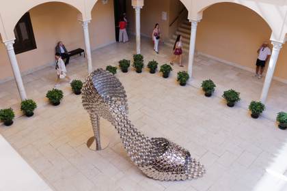 Joana Vasconcelos juega a transfigurar lo cotidiano en el Museo Picasso de Málaga