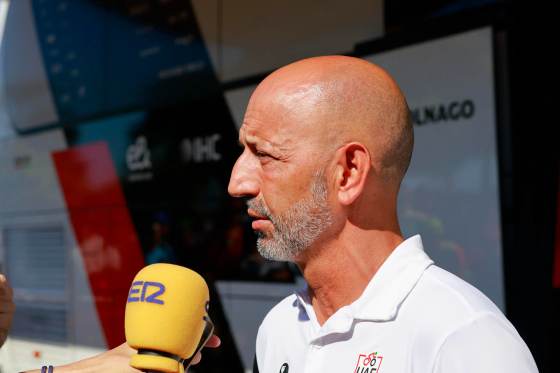 Matxín: "Pogacar está destrozado, ahorá el equipo luchará por él"