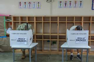 Cierran los centros de votación en Perú e inicia un escrutinio que se prevé largo y lento