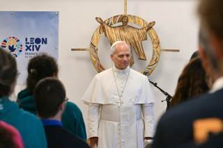 El papa pide honrar la dignidad de cada hermano al visitar centro para migrantes en París