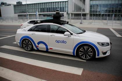 China paraliza nuevas licencias para 'robotaxis' tras incidente en Wuhan, según Bloomberg