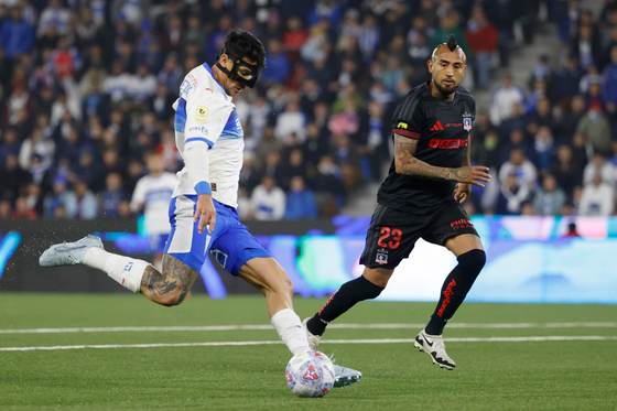 Católica pierde clásico con el líder Colo Colo antes de enfrentar a Boca por Libertadores