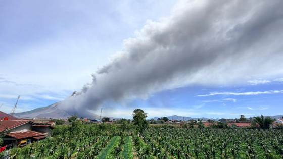 Erupciona en Indonesia el volcán Sinabung y expulsa una columna de ceniza de 3.500 metros