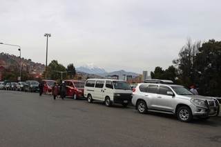 Filas kilométricas y días de espera para comprar gasolina por los bloqueos en Bolivia