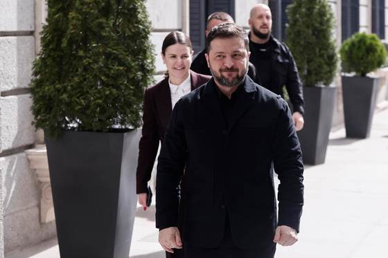 Zelenski dice que levantamiento de sanciones a crudo ruso permite a Moscú mantener ataques