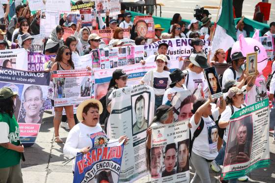 Familias recuerdan en Ciudad de México a sus desaparecidos con fotos y fichas de búsqueda