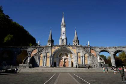 Lourdes recibirá a León XIV con mosaicos de Rupnik tapados por acusaciones de abusos