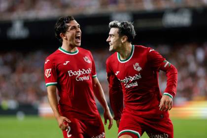 2-3. Remiro salva el triunfo de la Real Sociedad en Mestalla tras un final frenético